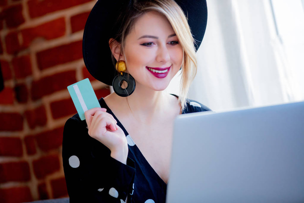Chica joven con ordenador portátil y tarjeta de crédito
 - Foto, imagen