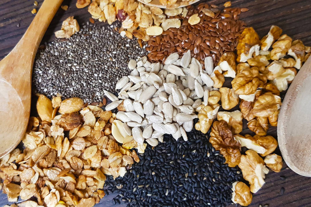 Wegetarianizm. Zbiór różnych nawadniane zdrowego odżywiania nasiona słonecznika nasiona orzech chia granola sezam lnu. - Zdjęcie, obraz