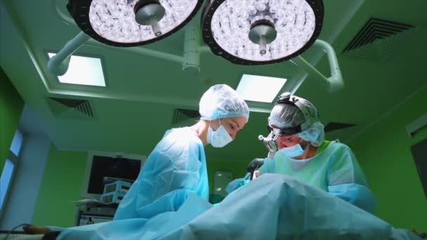 Der Chirurg führt eine Operation an den Augen durch, in Großaufnahme. Korrektur der. der Arzt führt Blepharoplastik durch. Operation im Operationssaal. - Filmmaterial, Video