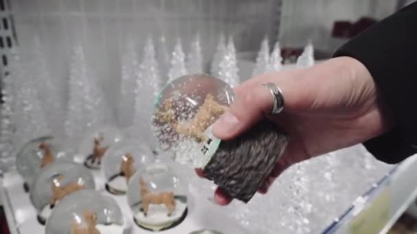 glänzende Winter-Schneekugel mit Weihnachtsmännern im Inneren, 4k. - Filmmaterial, Video