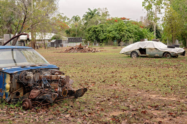 Oude verlaten auto's in een achtertuin - Foto, afbeelding