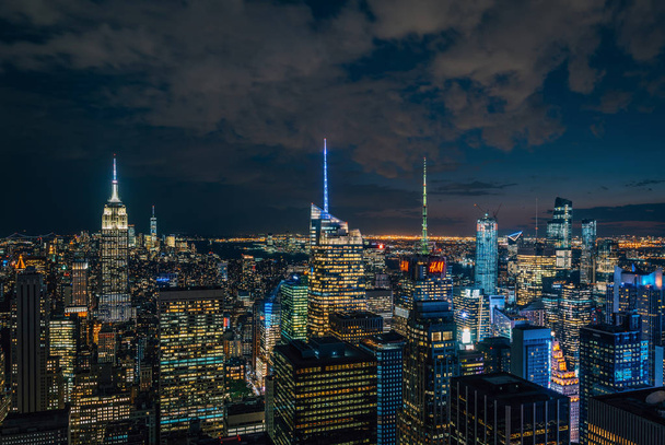 Az Empire State Building és a Midtown Manhattan látképe éjjel, New York City - Fotó, kép