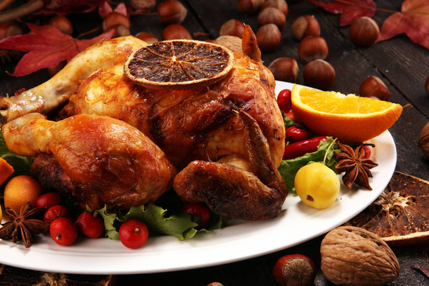 焼かれた七面鳥やチキン。フルーツ、サラダ、ナッツで飾られた、トルコとクリスマス テーブルを提供しています。フライド チキン、テーブル。クリスマス ディナー.  - 写真・画像