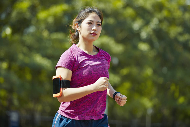 çalışan genç Asyalı kadın atlet - Fotoğraf, Görsel