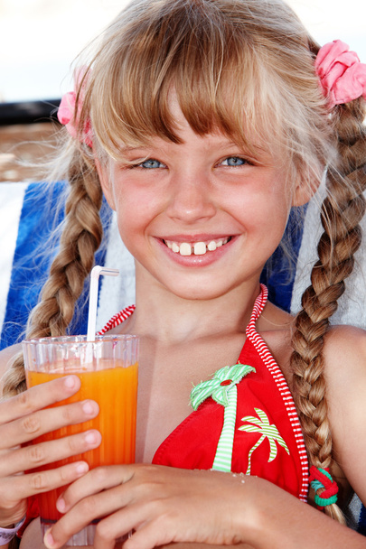 Enfant fille en bikini rouge boisson jus
. - Photo, image
