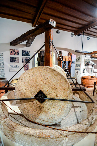 Oude Italiaanse olijfolie machine gebruikt om olie te maken - Foto, afbeelding