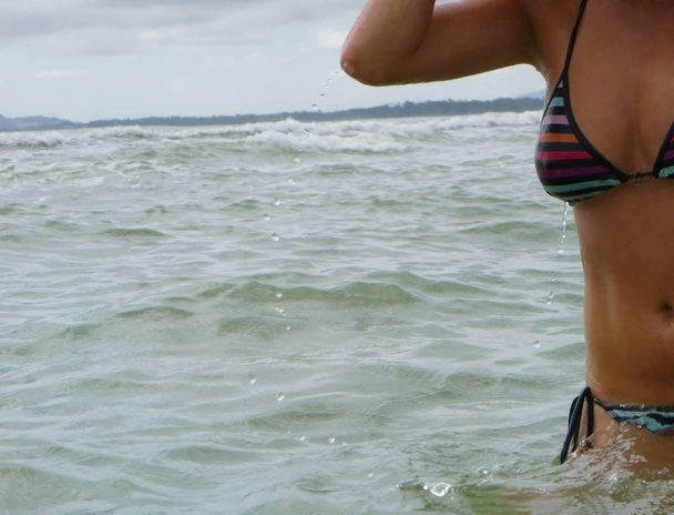 Mujer sexy mojada en traje de baño entre las olas en el mar
 - Foto, imagen