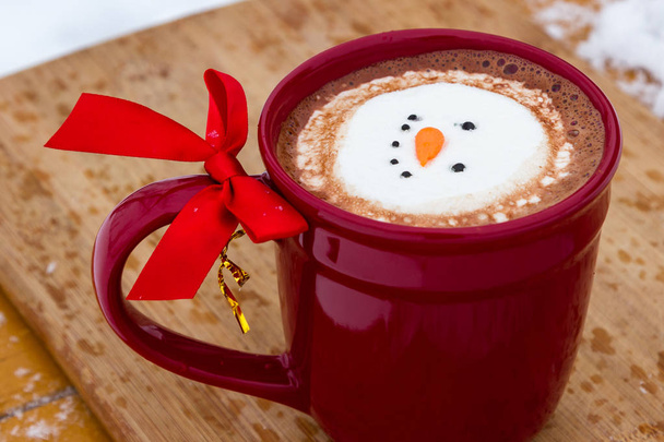 warme cacao drank gemengd met Ierse whiskey gegarneerd met een lachende sneeuw-persoon marshmallow - Foto, afbeelding