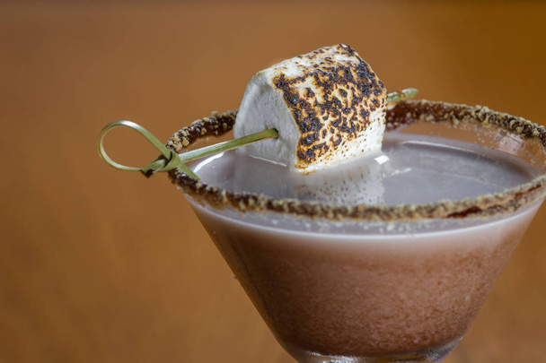 cóctel de chocolate con vodka malvavisco adornado con un borde de galleta gramo y un malvavisco tostado
 - Foto, imagen