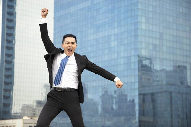 Feliz homem de negócios pulando com fundo cityscape
 - Foto, Imagem