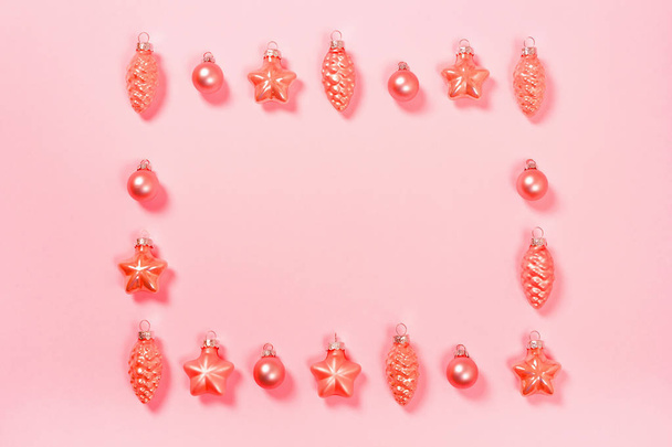 Koralle Christbaumkugeln auf rosa Hintergrund. - Foto, Bild