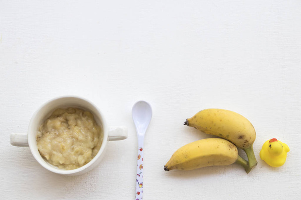 geplette banaan gezonde voeding, banaan vruchten van baby regeling op witte achtergrond - Foto, afbeelding