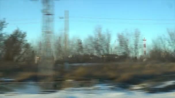 4K Punto de vista desde la ventana de un tren de pasajeros. El desierto bosque de invierno se mueve fuera de la ventana
 - Imágenes, Vídeo