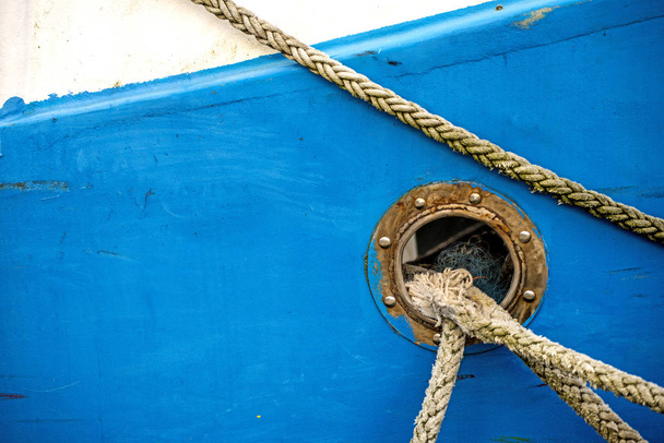 bir balıkçı teknesine satırlık demirleme ile siper  - Fotoğraf, Görsel