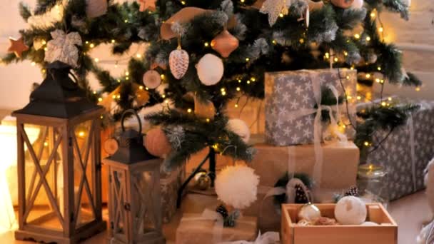 Decoraciones de Navidad en el árbol de Navidad y regalos en el piso
 - Metraje, vídeo