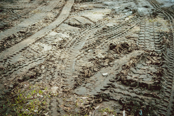 Lastik izleri bir çamurlu yolda. - Fotoğraf, Görsel