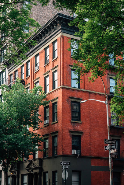 Red brick building in the West Village, Manhattan, New York City - Фото, зображення