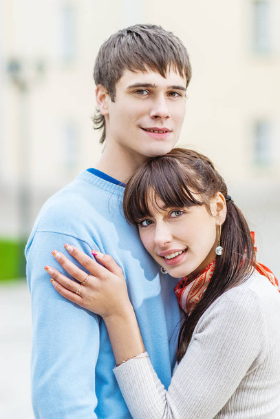 Giovane bella donna in maglione leggero abbraccia il suo fidanzato
. - Foto, immagini