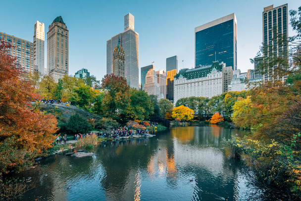 Autumn color along The Pond and buildings in Midtown Manhattan, New York City - Fotoğraf, Görsel