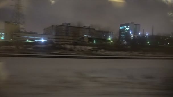 4K Punto de vista desde la ventana de un tren de pasajeros. El desierto bosque de invierno se mueve fuera de la ventana
 - Imágenes, Vídeo