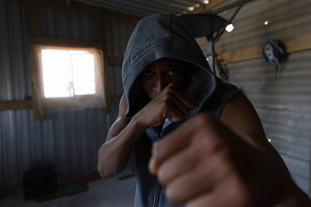 Lähikuva mies nyrkkeilijä harjoitellaan nyrkkeily kuntosalilla
 - Valokuva, kuva