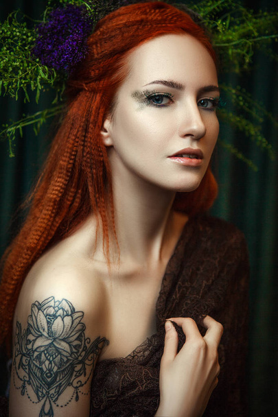 Jonge roodharige model is poseren met een creatieve make-up - Foto, afbeelding