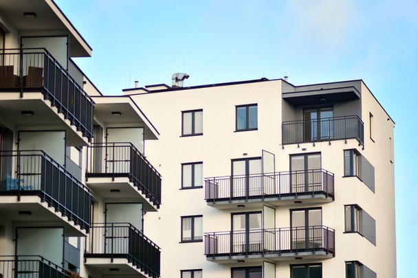 Modernos edificios de apartamentos en un día soleado con un cielo azul. Fachada de un moderno edificio de apartamentos - Foto, imagen