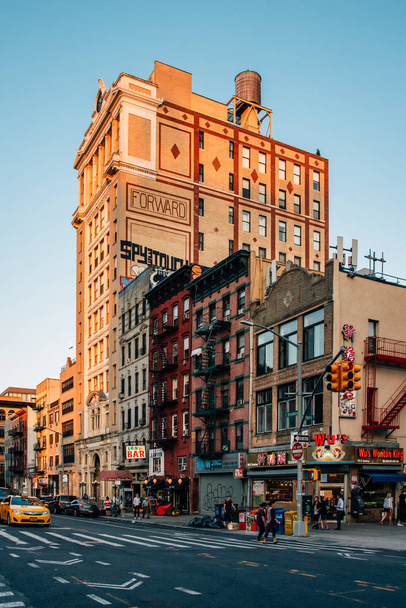 Το κτίριο προς τα εμπρός και η Ανατολή Broadway, στο Lower East Side του Μανχάταν, Νέα Υόρκη - Φωτογραφία, εικόνα
