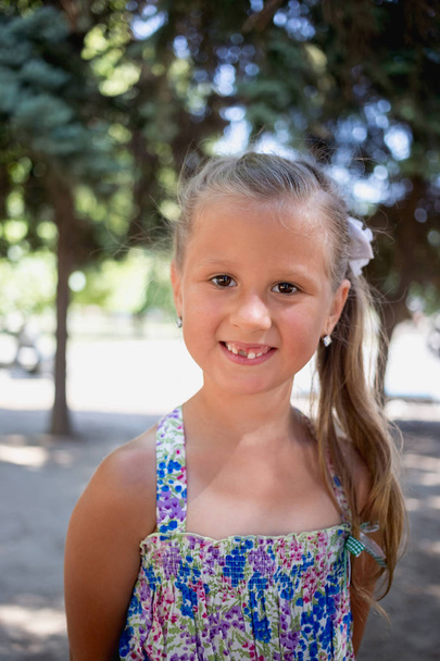 Porträt eines lächelnden kleinen Mädchens ohne einen Zahn. - Foto, Bild