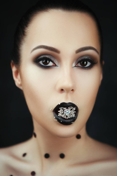 Közelkép portré egy gyönyörű modell sötét smink - Fotó, kép