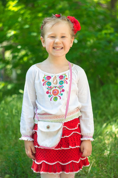 Piccola ragazza ucraina bambino in abito rosso
. - Foto, immagini