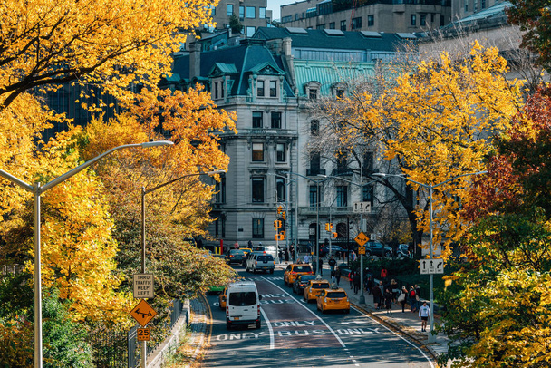 Autumn color and view of 84th Street in the Upper East Side, from Central Park, Manhattan, New York City - Foto, Imagen