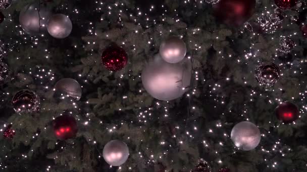 Sulje joulukuusen valot kimaltelee yöllä tausta. Uudenvuoden puu koristeet ja valaistus. Joulukuusi koristeet tausta
 - Materiaali, video