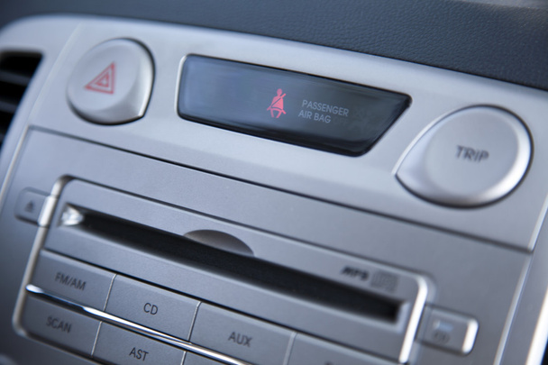 Alerta de coche estéreo y cinturón de seguridad
 - Foto, Imagen