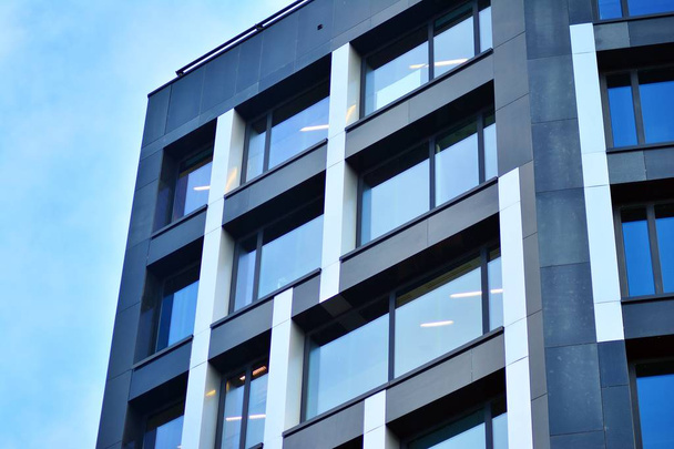 Fragmento de fachada de um edifício de escritórios moderno. Exterior de parede de vidro com textura abstrata
. - Foto, Imagem