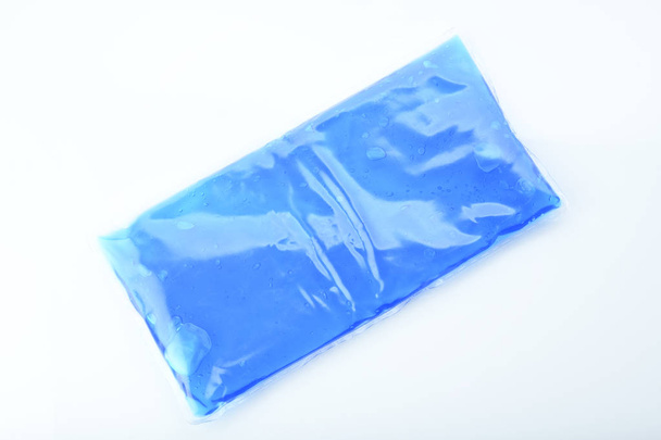 Υγεία: Κάτοψη του μπλε πακέτο πάγου που απομονώνονται σε λευκό φόντο - Φωτογραφία, εικόνα