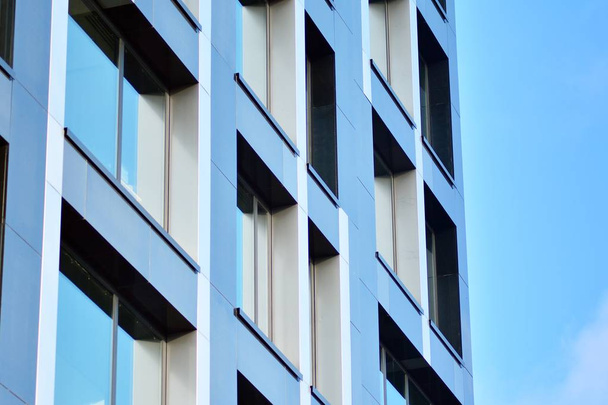 Frammento di facciata di un moderno edificio per uffici. Esterno della parete di vetro con texture astratta
. - Foto, immagini