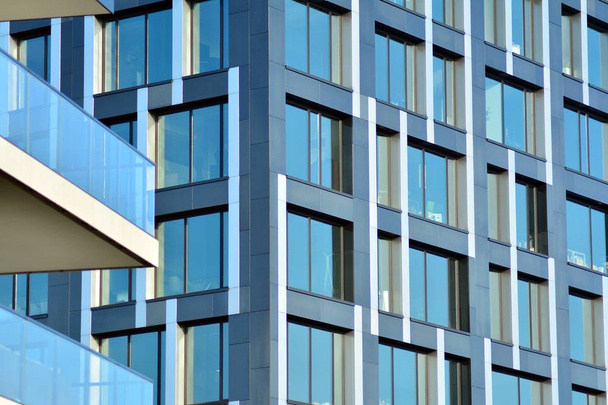 Fragmento de fachada de um edifício de escritórios moderno. Exterior de parede de vidro com textura abstrata
. - Foto, Imagem