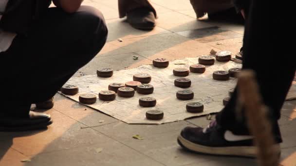 Dospělí hrají čínské šachy, tradiční hra - Záběry, video