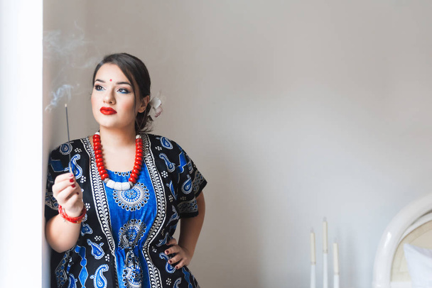Piękny Indian kobietę Pałka kadzidła mocny zapach - Zdjęcie, obraz