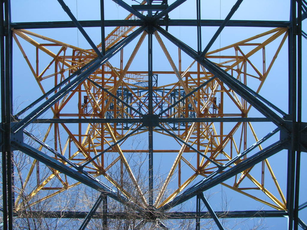 Вежа лінії електропередач у місті
 - Фото, зображення
