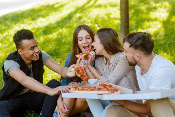 Főiskolai társaival pizzát eszik - Fotó, kép