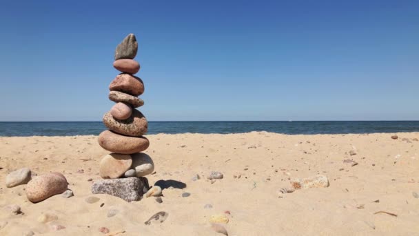 Kavicsokat a tengerparton egy piramis - Felvétel, videó