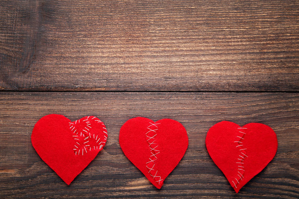 Rozbité červené srdce na hnědý dřevěný stůl - Fotografie, Obrázek