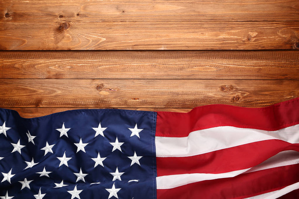 Bandera americana sobre mesa de madera marrón
 - Foto, Imagen