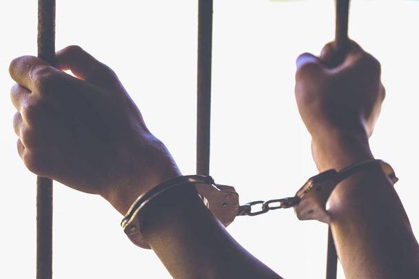 Vězeň zachytit ocelová klec v buňce, vězně a policejní koncepce, izolované. - Fotografie, Obrázek