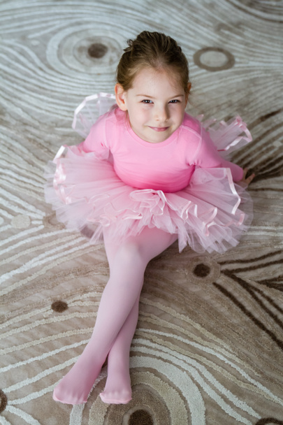 Little cute baletnicą szczęśliwy twarzy w domu - Zdjęcie, obraz