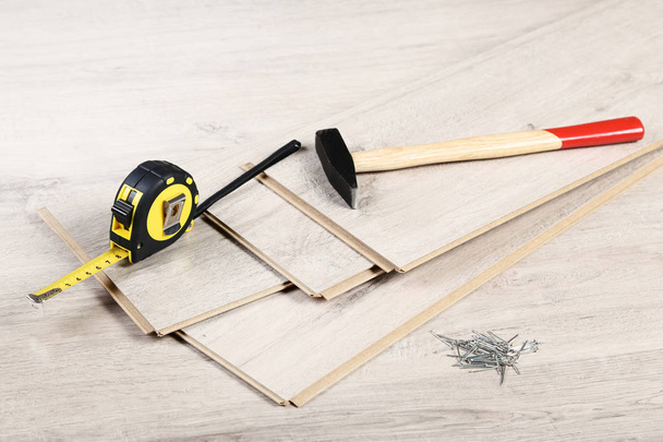 Plancher stratifié bois avec outils
 - Photo, image