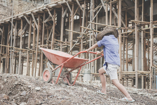 Бедные дети работают на стройках из-за бедности, детского труда, торговли людьми, Всемирного дня борьбы с детским трудом. - Фото, изображение