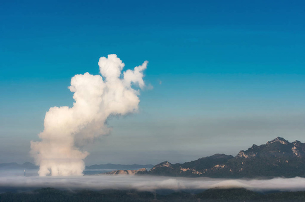 Poluição do ar sobre a usina de carvão Mae Moh Lampang de manhã com nevoeiro
  - Foto, Imagem